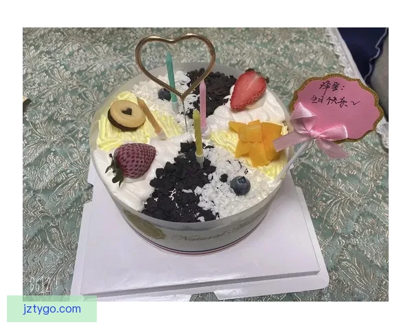小宝生日快乐 李月汝分享庆祝照 自信微笑为自己干杯被爱环绕